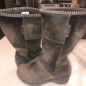 𝅺Women’s Croc A-Leigh Brown Boots Wedge Heel Size 9 Buckle Side Zip